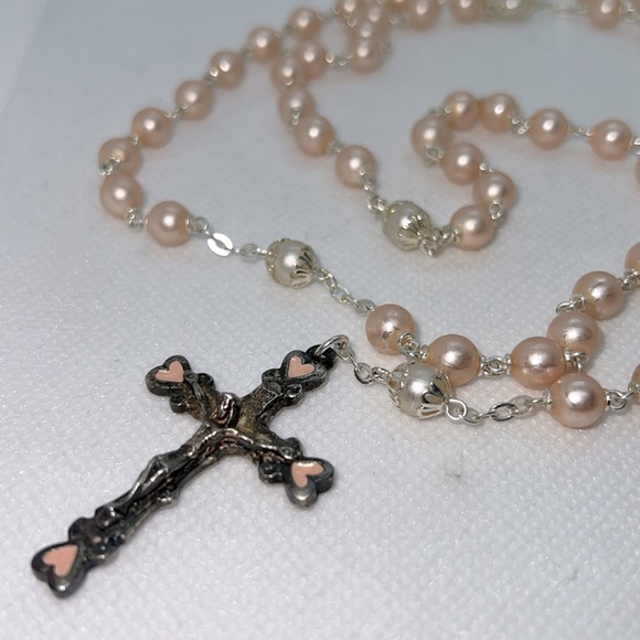 VINTAGE ROSARY WITH WARM PINK PEARL BEADS AND ENAMEL HEART ACCENTS - Picture 7 of 10